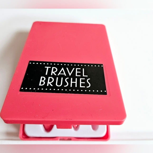 NWT COMPACT TRAVEL MAKEUP BRUSH SET: 3 BRUSHES + HARD SHELL CASE! - Picture 3 of 7